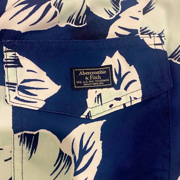 Abercrombie & Fitch Mens Size 28 White & Blue Floral Print Lined Swim Trunks - Picture 3 of 4